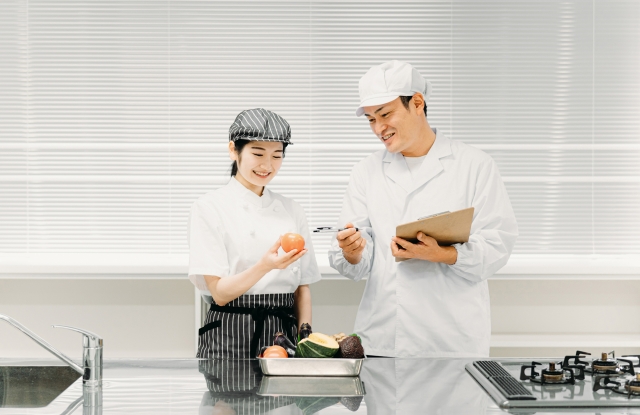 栄養士と調理員のイメージ写真。